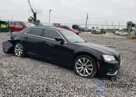 2017 Chrysler 300 Limited z USA, uszkodzony, nr VIN 2C3CCAAG4HH668269
